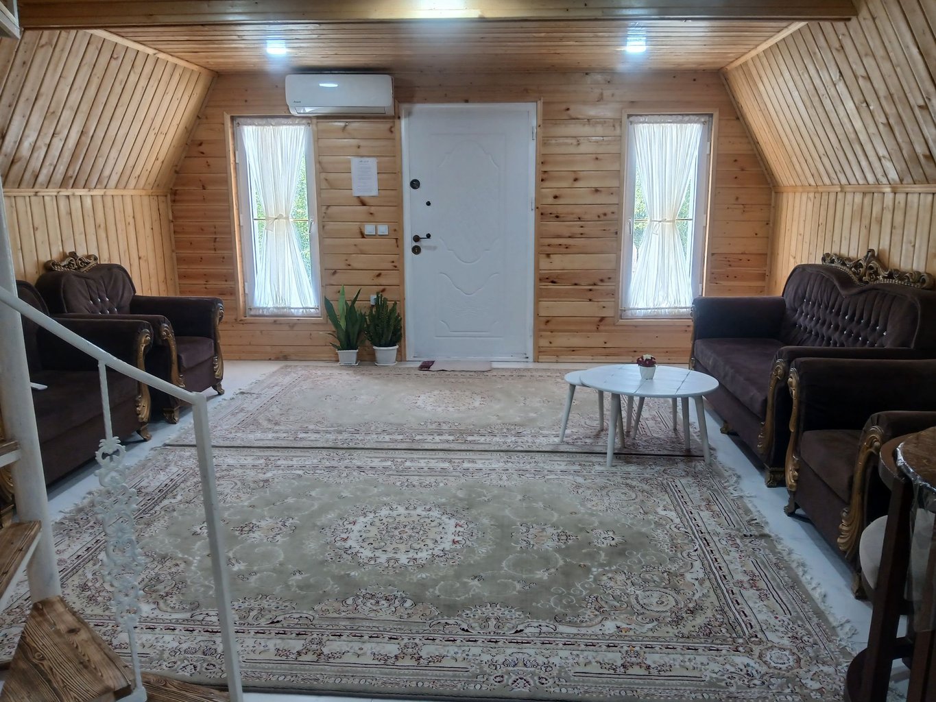 کلبه دوخوابه سوئیسی زیبا