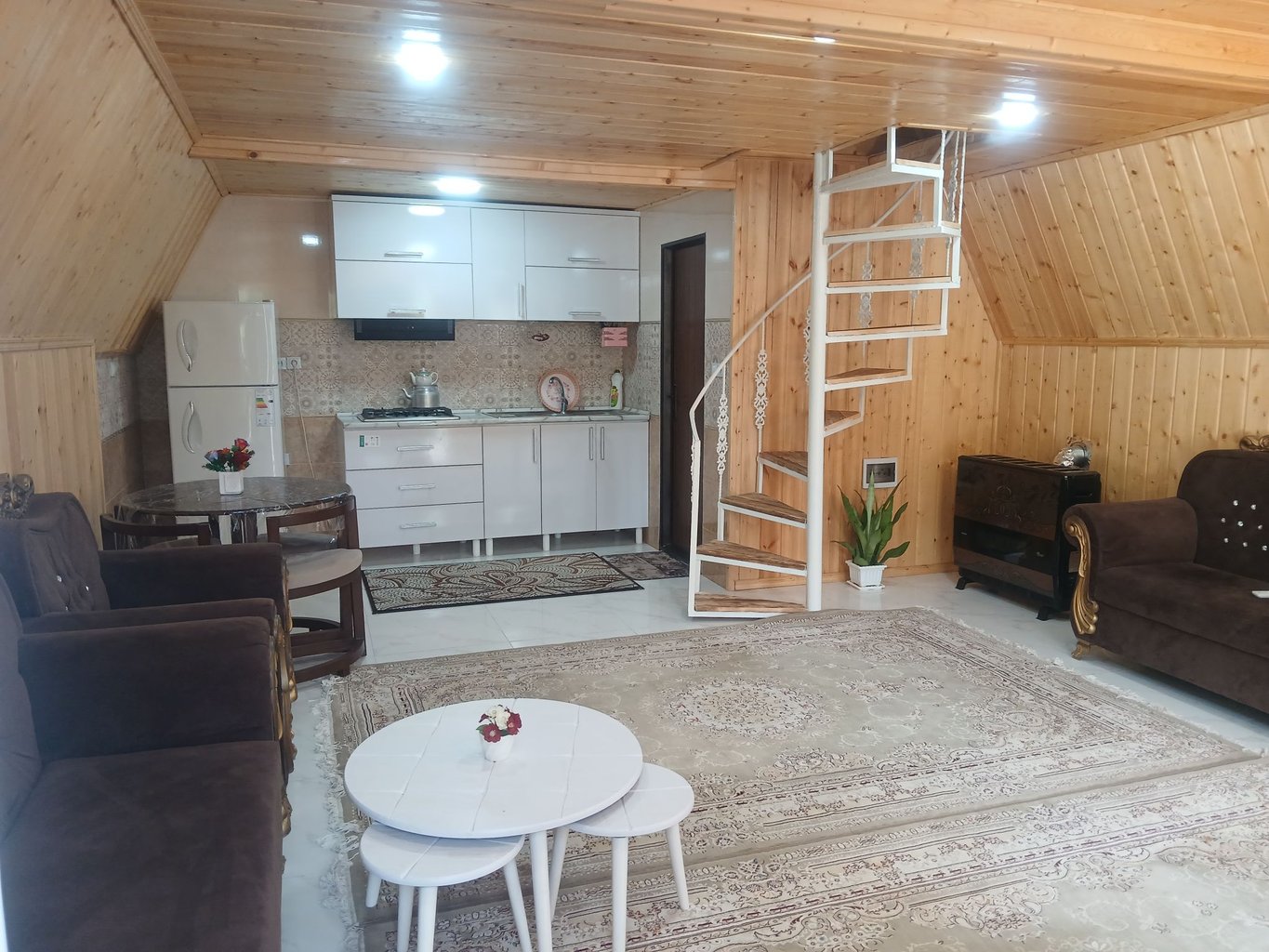 کلبه دوخوابه سوئیسی زیبا