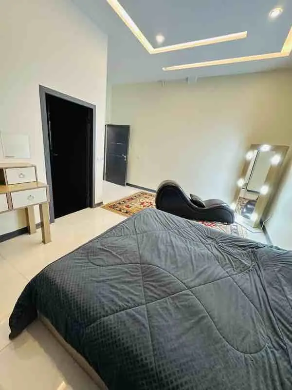 ویلا دوخوابه استخردار آبگرم شیخ - اتاق ماه عسل/صندلی و اینه لاولی