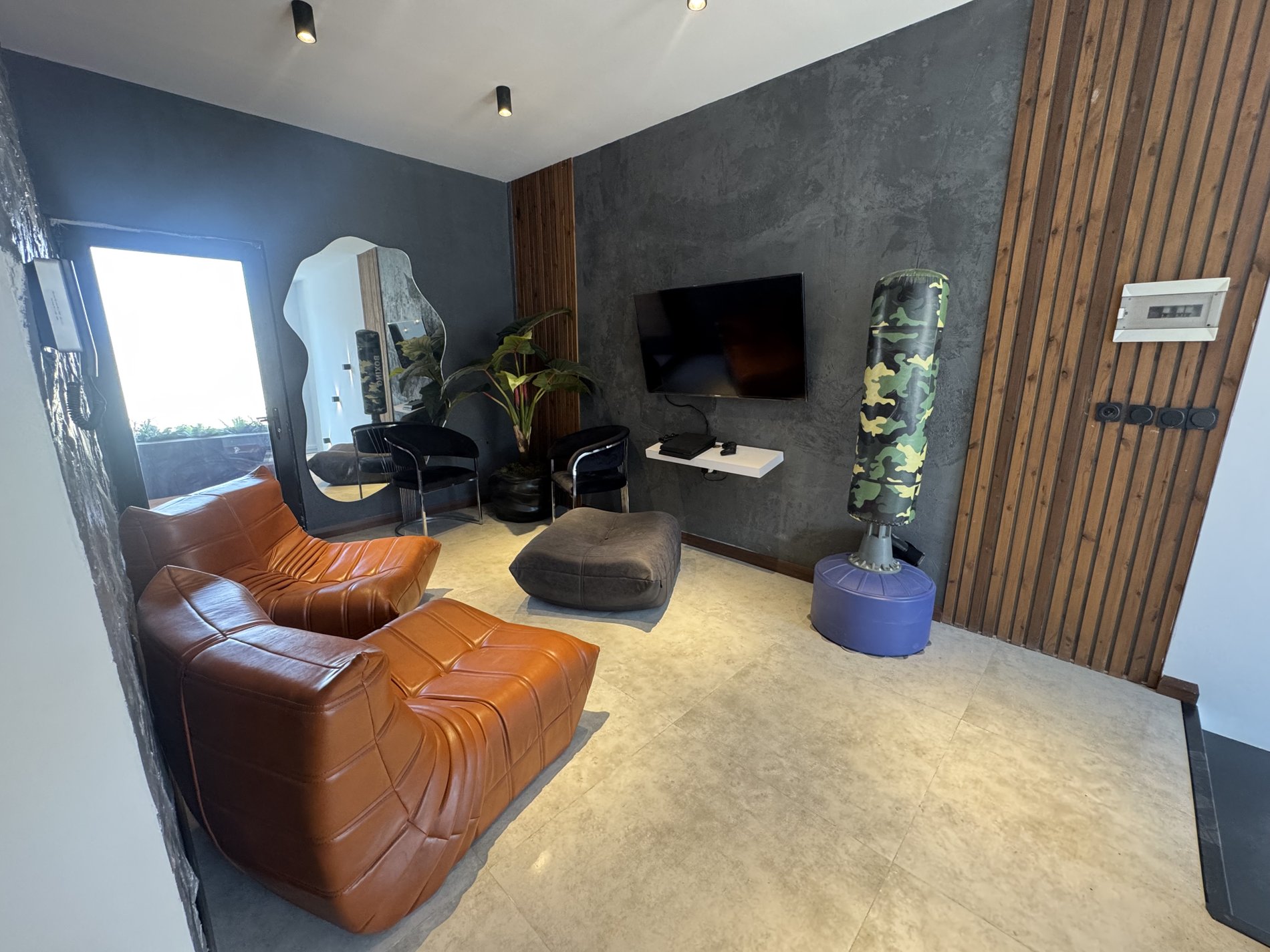 ویلا چهارخوابه استخردار آبگرم عمارت سون 1