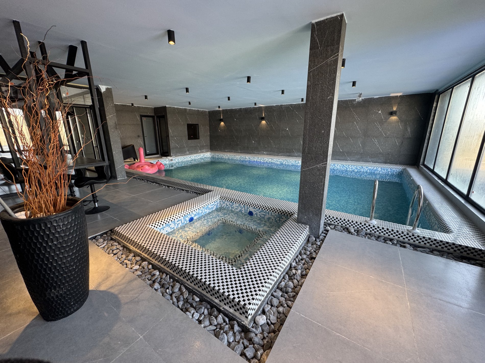 ویلا چهارخوابه استخردار آبگرم عمارت سون 1