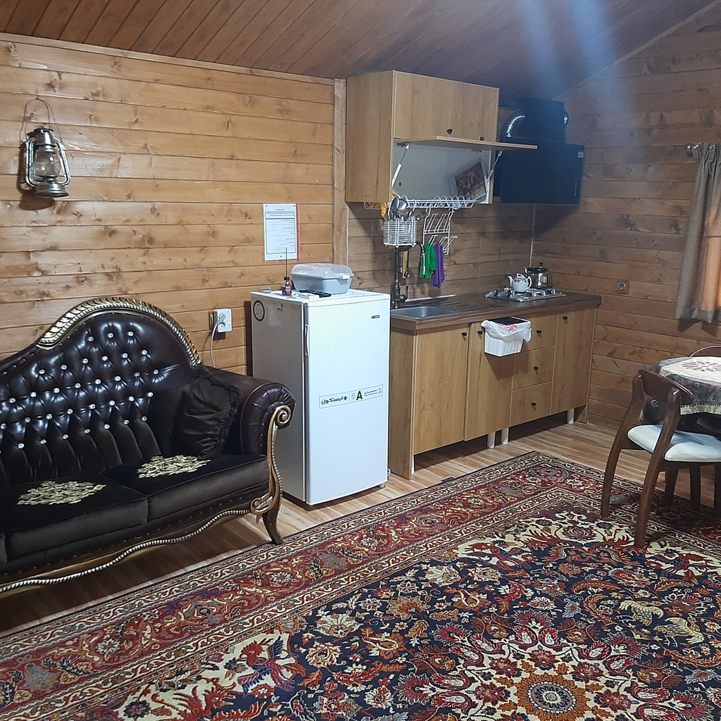 کلبه  کلبه چوبی جنگلی روشن دره