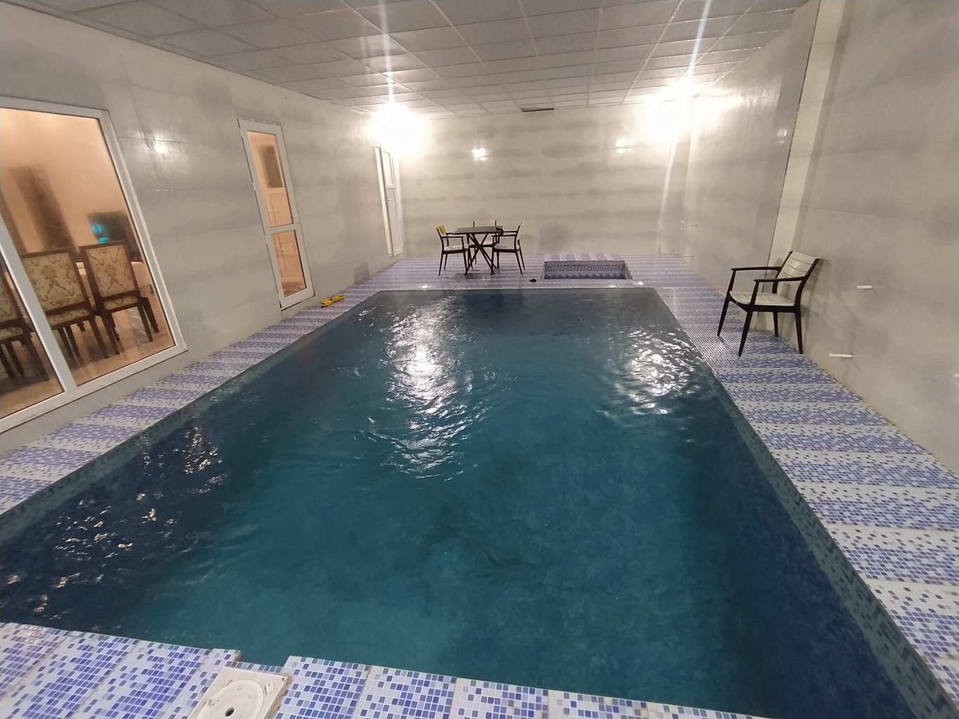 ویلا دوخوابه استخردار آبگرم باغ شکوفه خوشنام