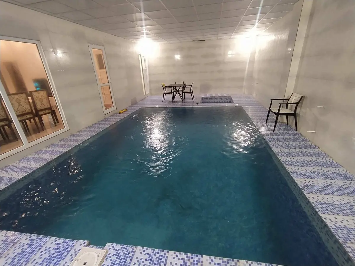 ویلا دوخوابه استخردار آبگرم باغ شکوفه خوشنام - محیط استخر آبگرم و تسویه ۲۴ ساعته