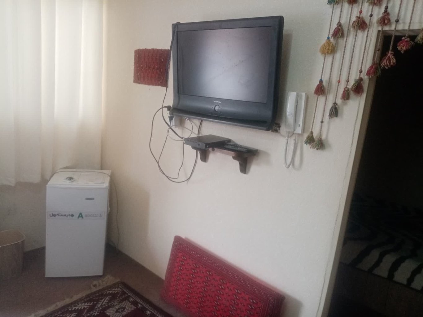 بوم گردی اقامتگاه بوم گردی روژان - واحد ترکمن - یخچال و تلویزیون 