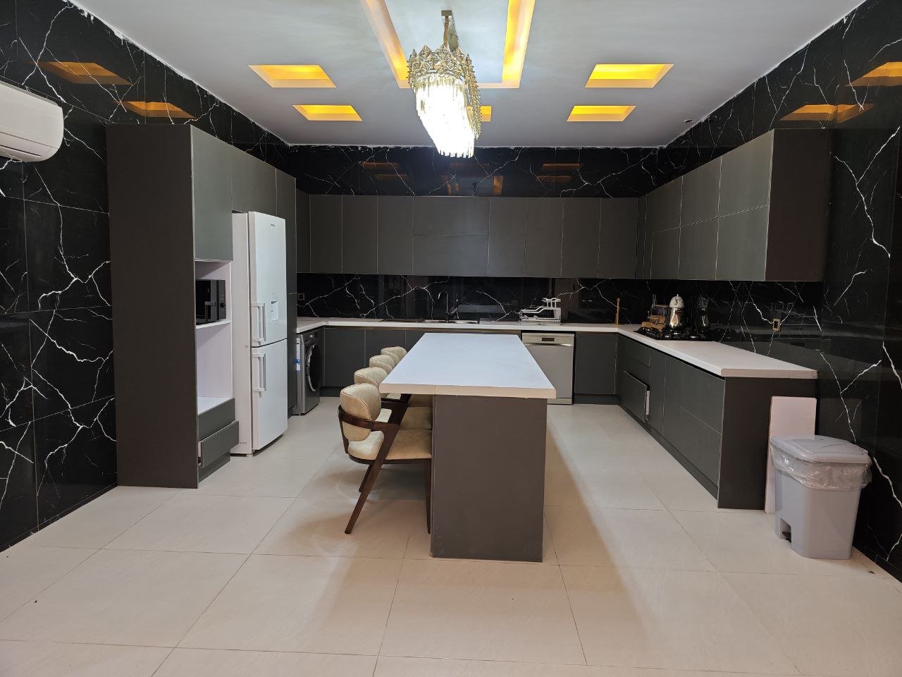 ویلا پنج خوابه ساحلی تریپلکس استخردار قصرشیرین