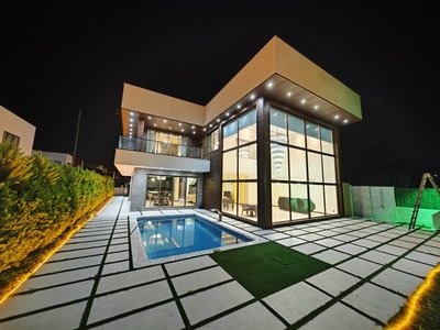 ویلا پنج خوابه ساحلی تریپلکس استخردار قصرشیرین