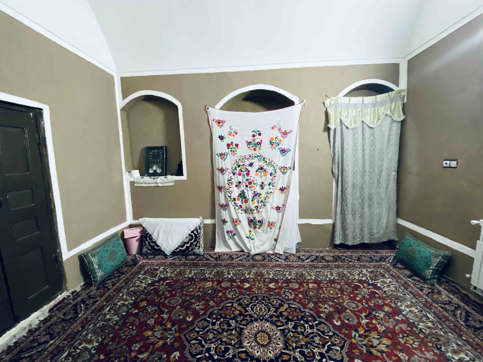 بومگردی فلت خوشینه اتاق پنج