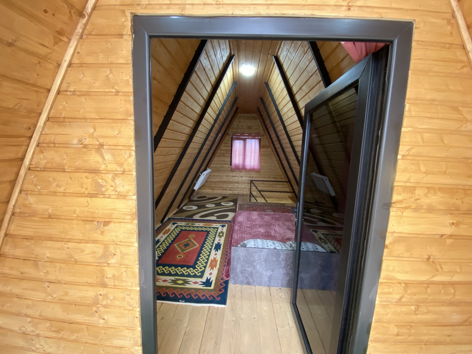 کلبه یک خوابه سوئیسی جنگلی ماهلین