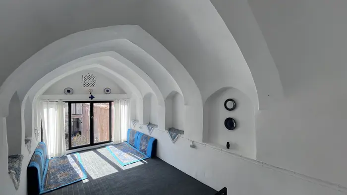 اقامتگاه سنتی خانه‌ی محیط - واحد دوبلکس فضای میان و فضای افزون - فضای افزون