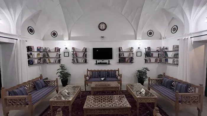 اقامتگاه سنتی خانه‌ی محیط - واحد دوبلکس فضای میان و فضای افزون - فضای اطلس (کافه خانه ی محیط)