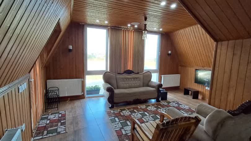 کلبه دوخوابه سوئیسی تاج