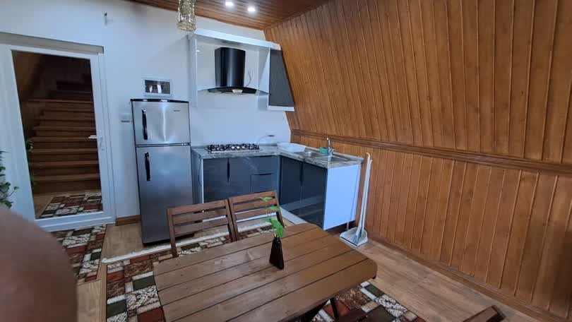 کلبه دوخوابه سوئیسی تاج