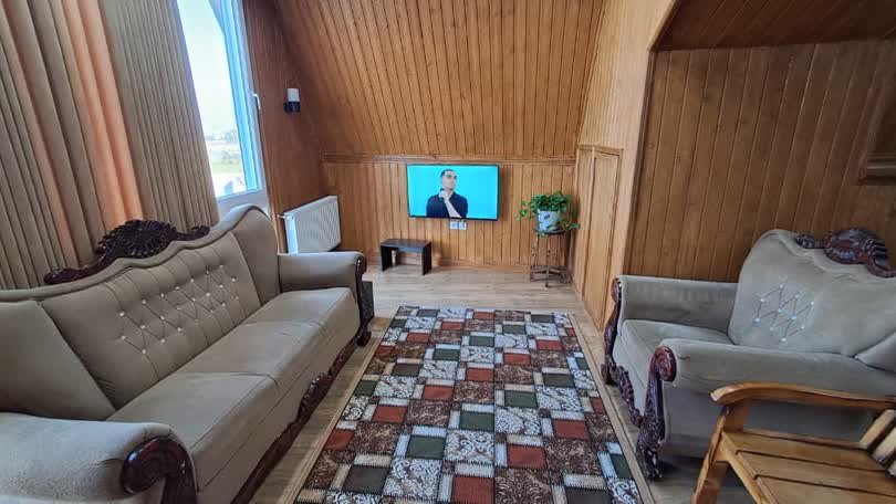 کلبه دوخوابه سوئیسی تاج