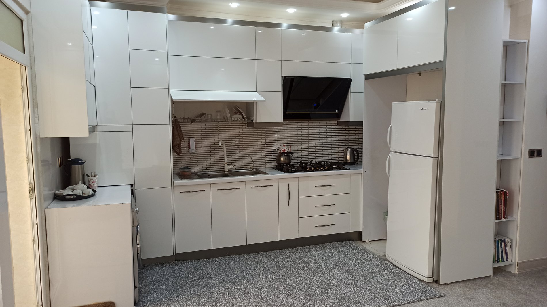 آپارتمان دوخوابه تک درحت