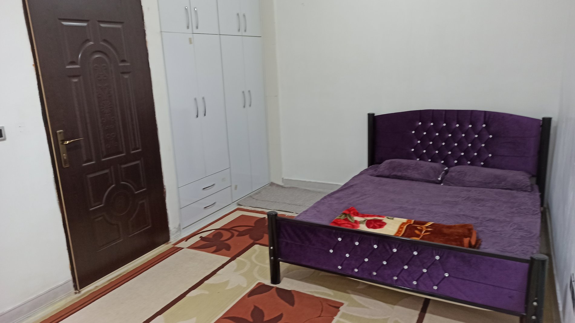 آپارتمان دوخوابه تک درحت