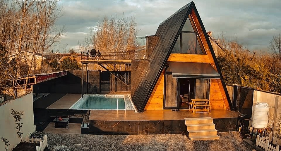 کلبه دوخوابه سوئیسی استخردار آبگرم رایا 1