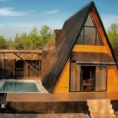 کلبه دوخوابه سوئیسی استخردار آبگرم رایا 1