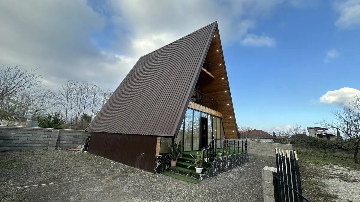 کلبه دوخوابه تریبلکس سوئیسی دلا