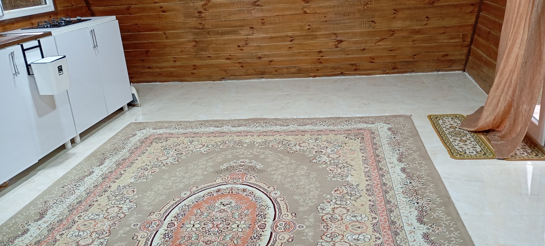 کلبه یک خوابه سوئیسی قلب جنگل