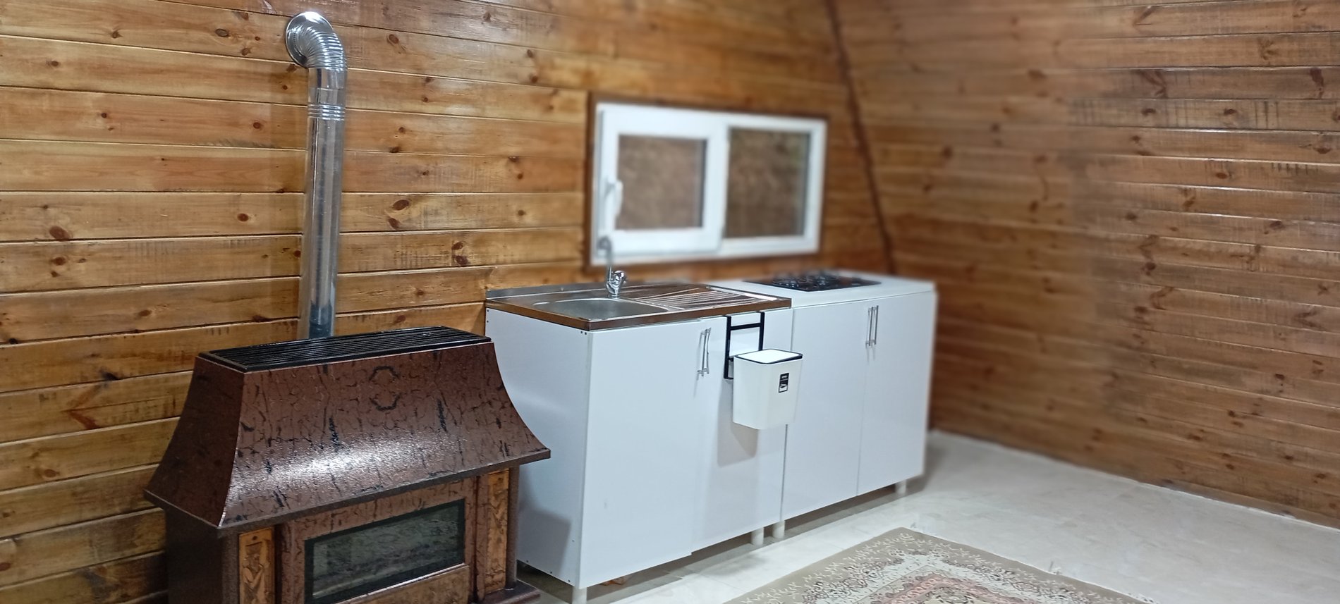 کلبه یک خوابه سوئیسی قلب جنگل
