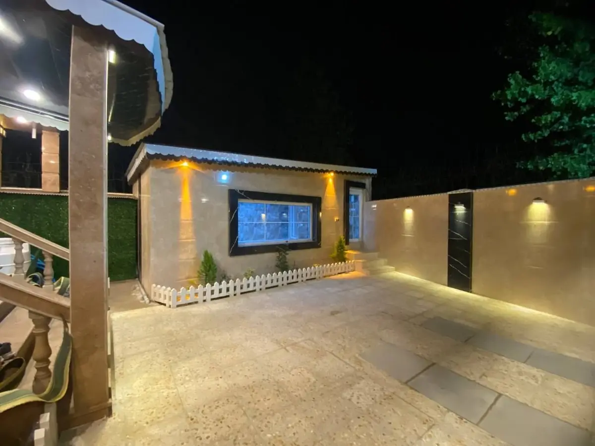 ویلا دوخوابه ساحلی دوبلکس استخردار میلانو - نما از حیاط و استخر چهار فصل