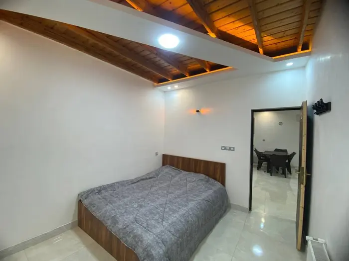 ویلا دوخوابه ساحلی دوبلکس استخردار میلانو - خواب با پنجره رو به کوچه