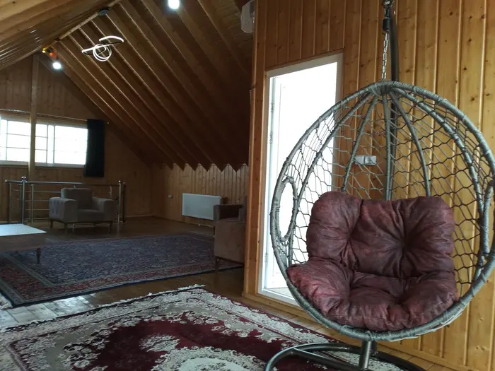 ویلا دوخوابه ساحلی دوبلکس استخردار میلانو - تاپ ریلکسی بزرگ جلو پنجره با ویو جنگل