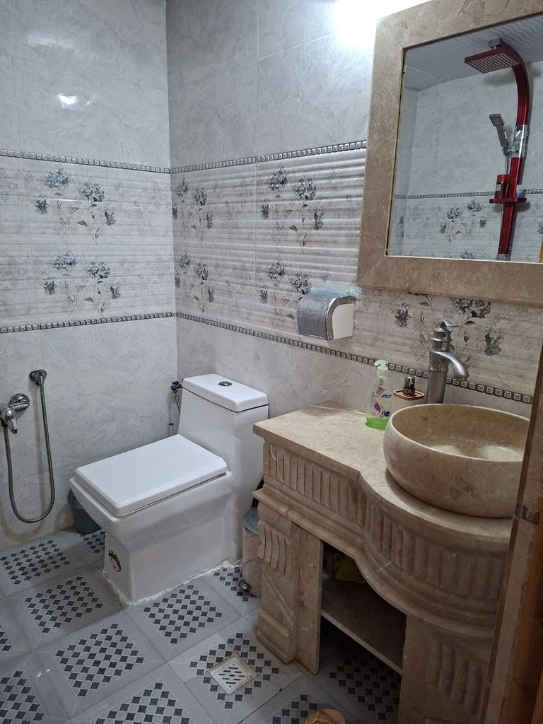 کلبه چوبی سوئیسی در منطقه بکر شیرگاه