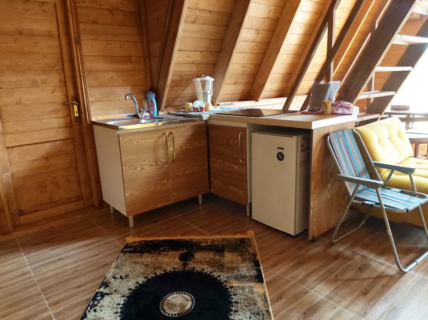 کلبه یک خوابه چوبی سوئیسی نارنجستان 1