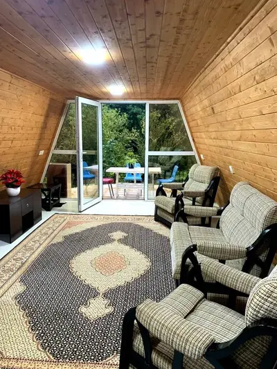 کلبه یک خوابه سوئیسی جنگلی ماه گل