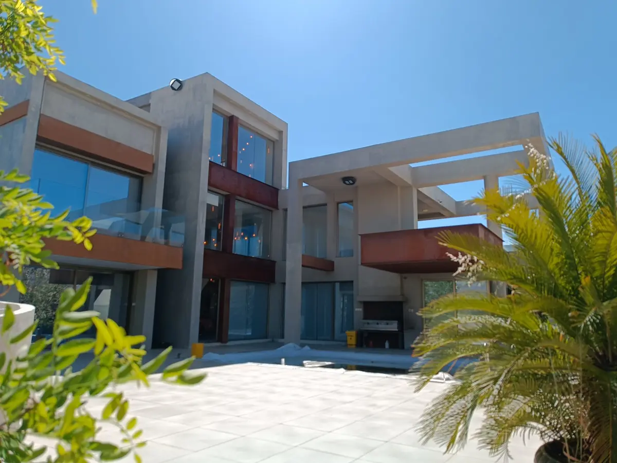 ویلا چهارخوابه جکوزی دار قلات