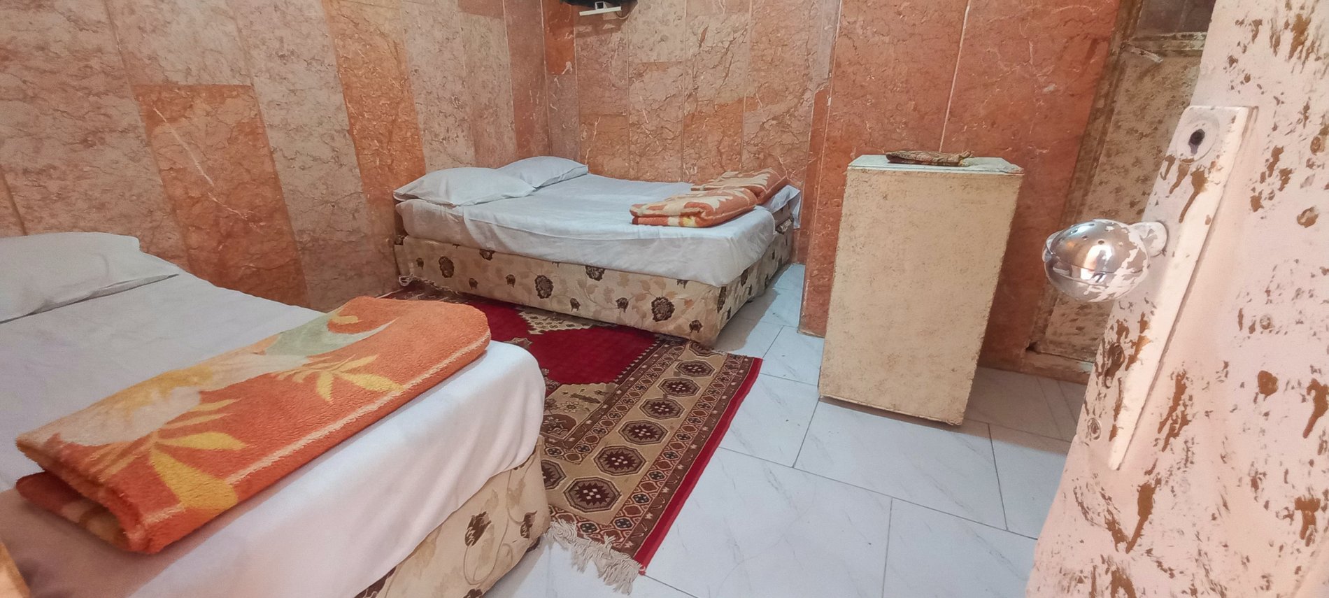 مسافرخانه قاسمی طلائی - واحد سه تخته ۴۰۲