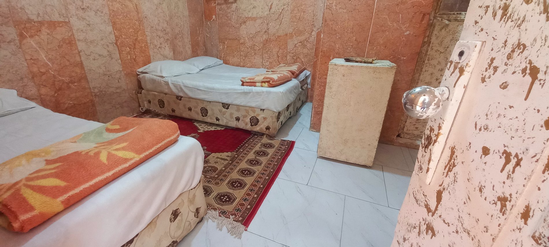 مسافرخانه قاسمی طلائی - واحد سه تخته ۴۰۲