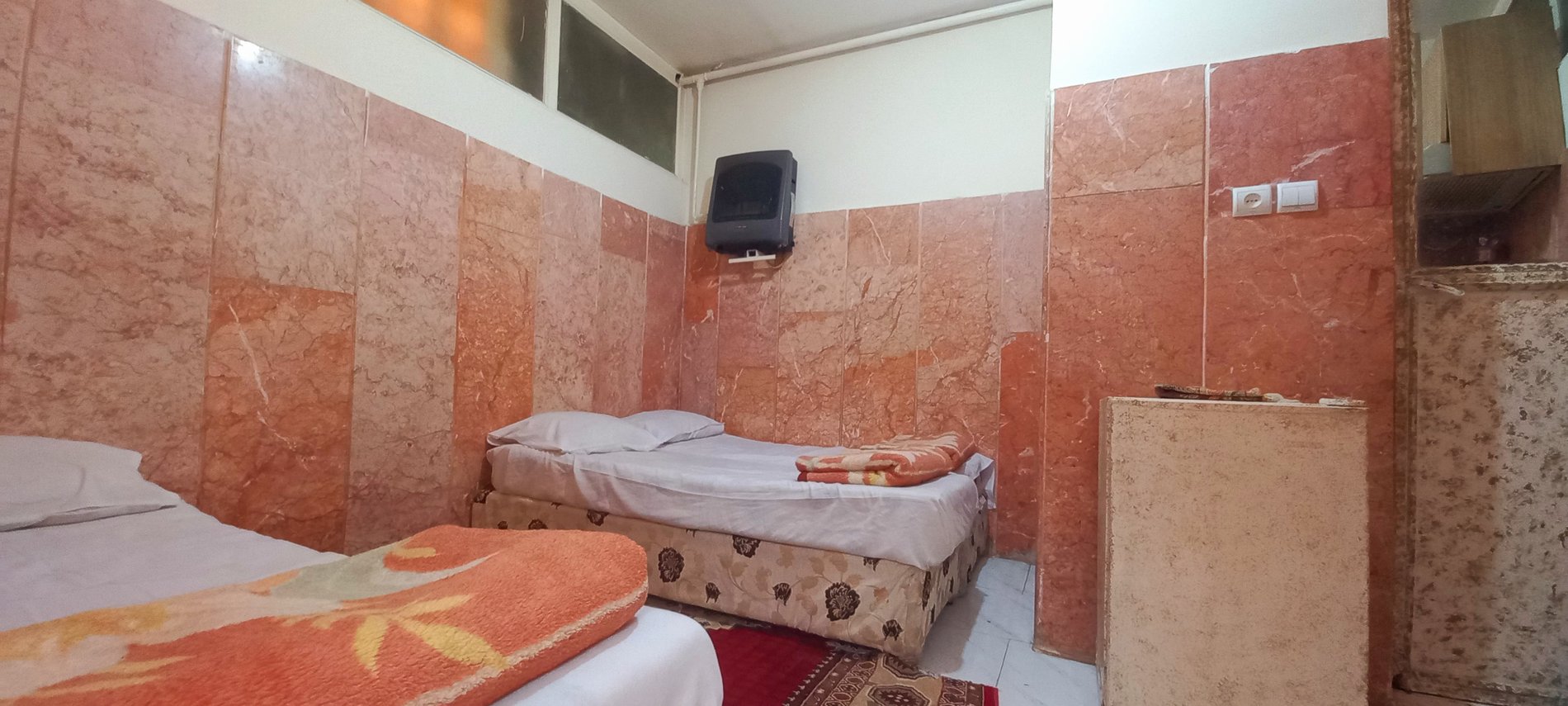 مسافرخانه قاسمی طلائی - واحد سه تخته ۴۰۲