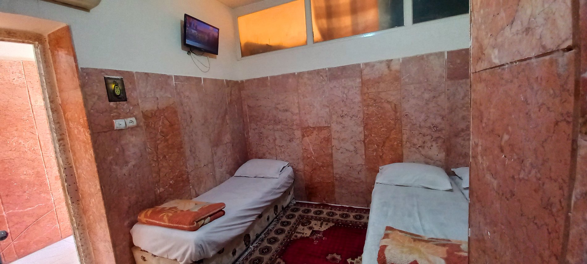 مسافرخانه قاسمی طلائی - واحد سه تخته ۴۰۲