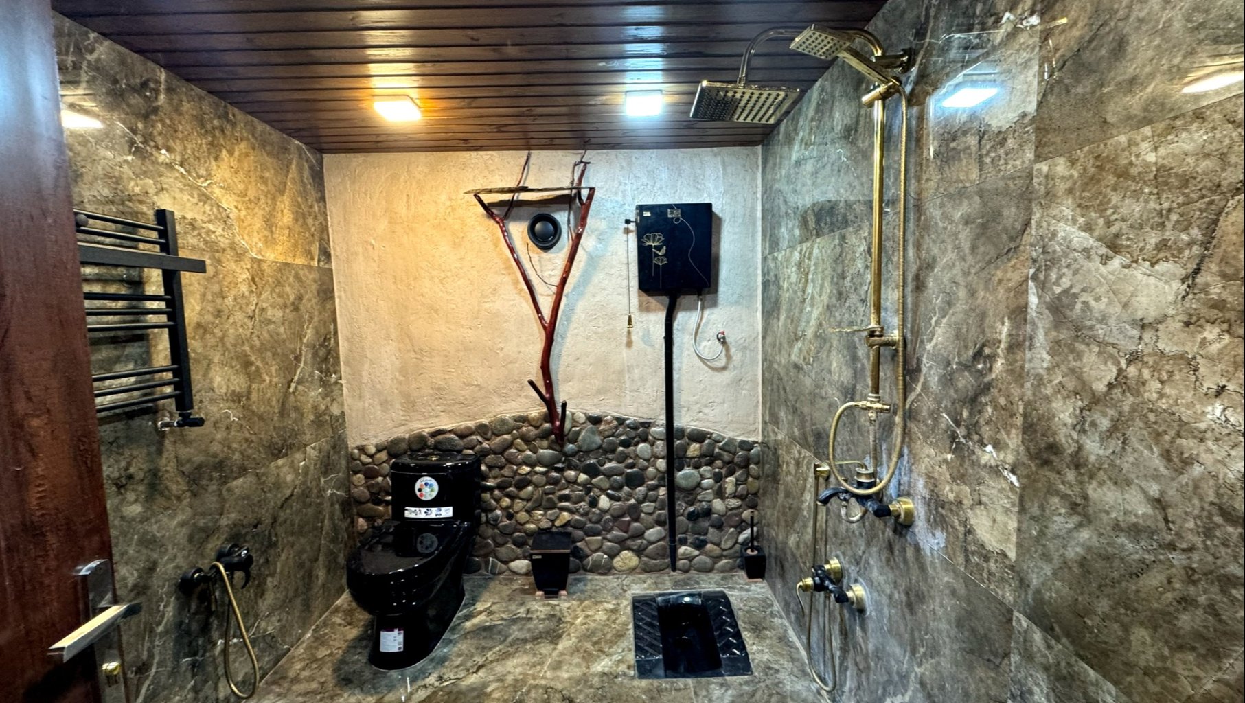 کلبه سوئیسی استخردار آبگرم جنگلی تک خواب دلبر