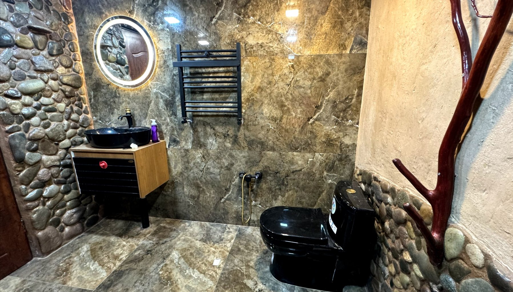 کلبه سوئیسی استخردار آبگرم جنگلی تک خواب دلبر