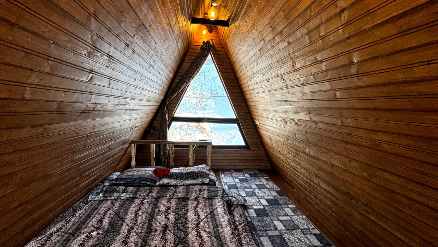 کلبه سوئیسی استخردار آبگرم جنگلی تک خواب دلبر