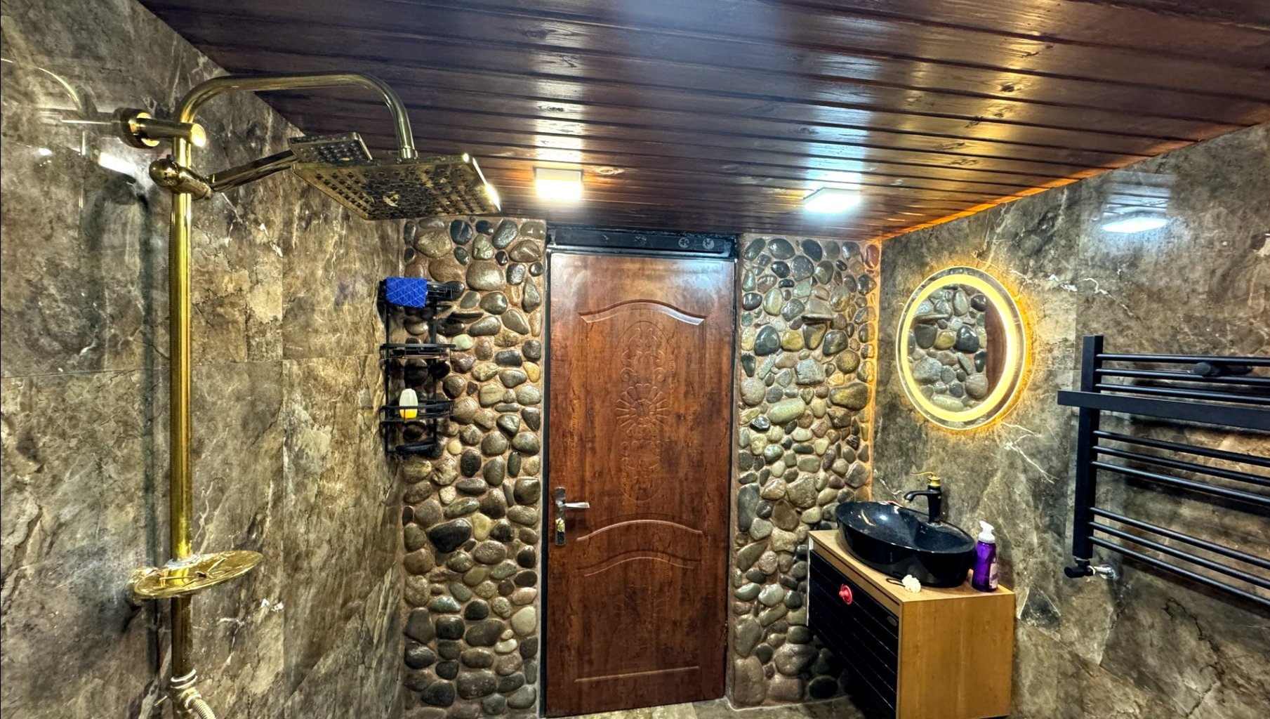 کلبه سوئیسی استخردار آبگرم جنگلی تک خواب دلبر