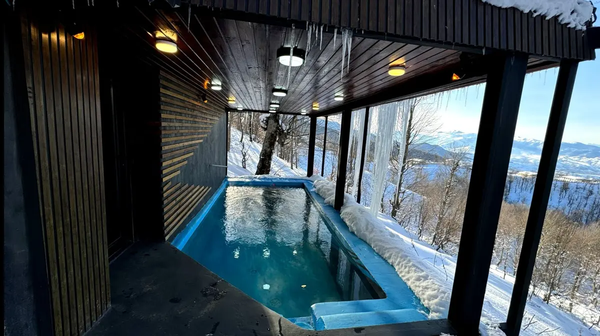 کلبه یک خوابه استخردار آبگرم جنگلی دلبر