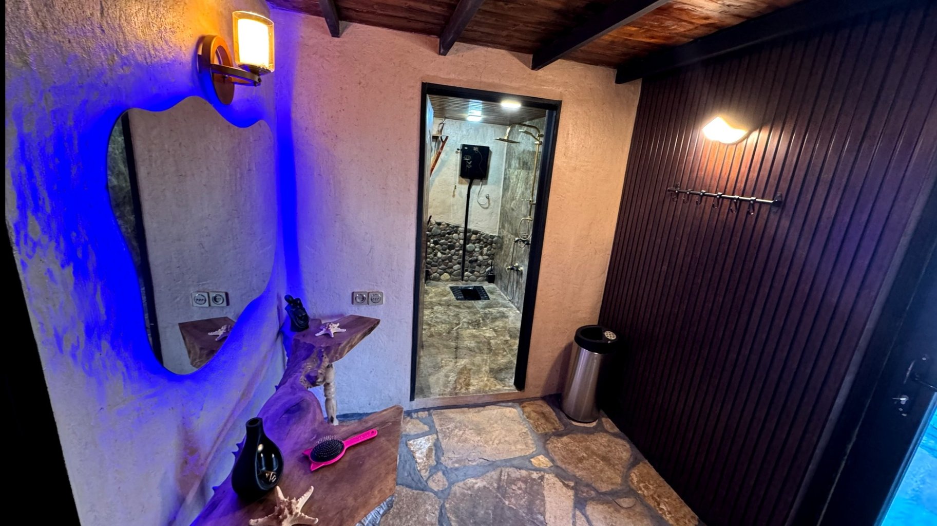 کلبه سوئیسی استخردار آبگرم جنگلی تک خواب دلبر