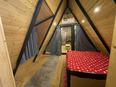 کلبه دوخوابه سوئیسی جکوزی دار کنار رودخانه هرمان