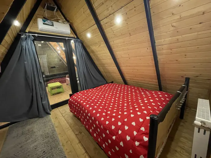 کلبه دوخوابه سوئیسی جکوزی دار کنار رودخانه هرمان