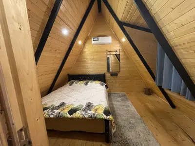 کلبه دوخوابه سوئیسی جکوزی دار کنار رودخانه هرمان