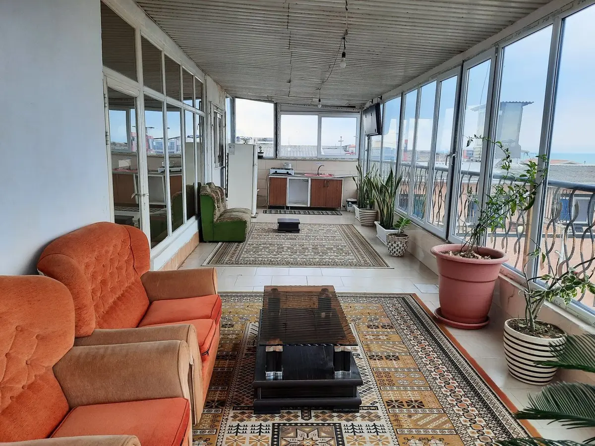 آپارتمان دوخوابه ساحلی پوریا - تراس و آشپزخانه