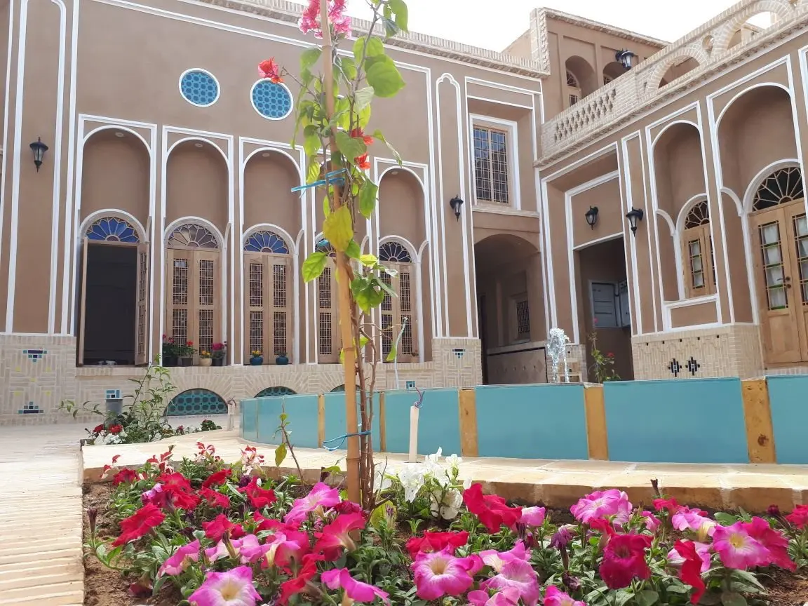 اقامتگاه سنتی آلما واحد دو تخته 2 - حیاط