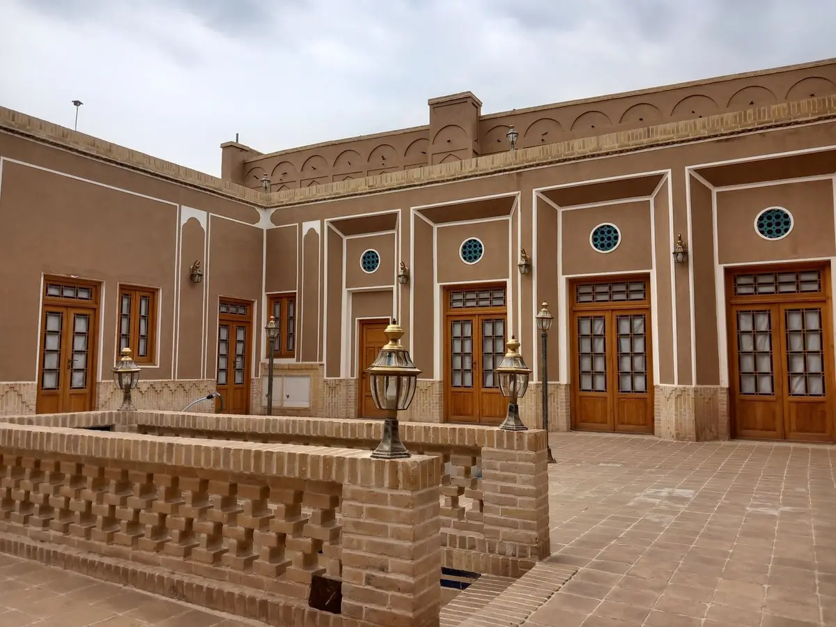 اقامتگاه سنتی آلما - واحد سه تخته پنچ دری