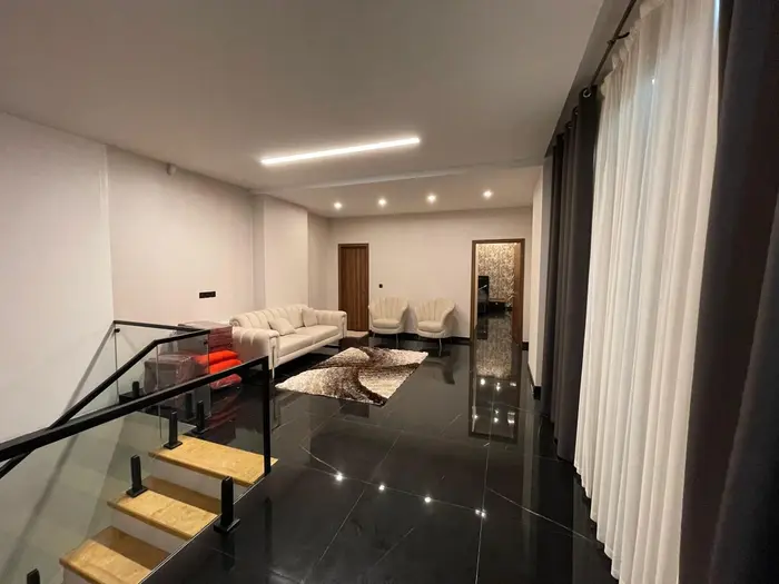 ویلا چهارخوابه استخردار آبگرم عمارت الوارو