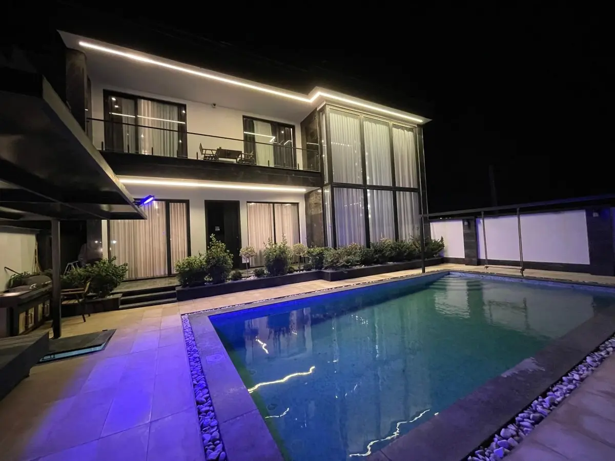 ویلا چهارخوابه استخردار آبگرم عمارت الوارو